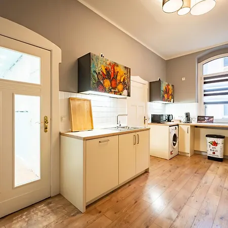 Stilvolle Xxl-ferienwohnung Fuer 9 Gaeste-148qm,4 Schlafzimmer,2 Parkplaetze Appartement Maagdenburg