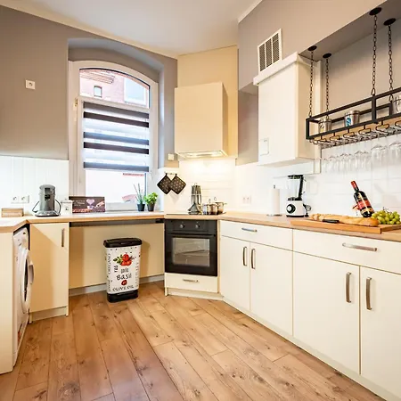 Stilvolle Xxl-ferienwohnung Fuer 9 Gaeste-148qm,4 Schlafzimmer,2 Parkplaetze Apartment Magdeburg