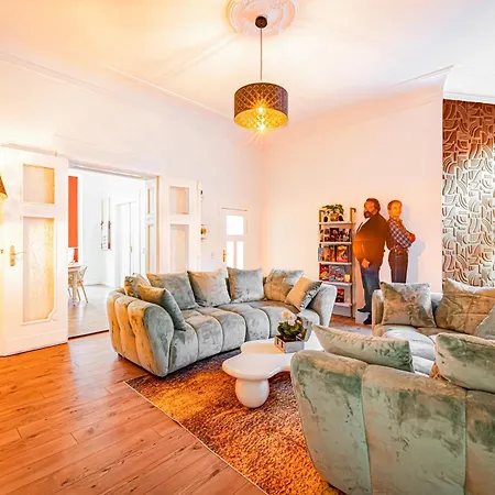 Stilvolle Xxl-ferienwohnung Fuer 9 Gaeste-148qm,4 Schlafzimmer,2 Parkplaetze Maagdenburg