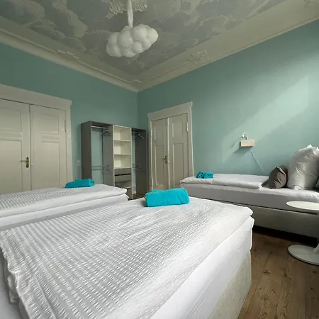 Stilvolle Xxl-ferienwohnung Fuer 9 Gaeste-148qm,4 Schlafzimmer,2 Parkplaetze Apartment Magdeburg